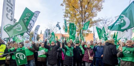 Varias personas durante una concentración de funcionarios