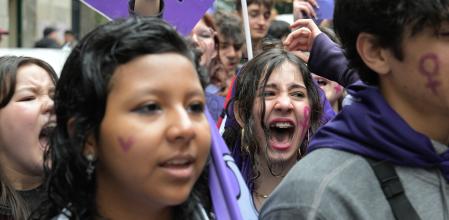 Las adolescentes, que han asumido los valores igualitarios en mayor medida, temen el retroceso de sus compañeros