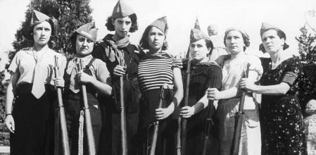 ZONA REPUBLICANA: BARCELONA, JULIO 1936.- Milicianas posan para el fotógrafo con sus fusiles y gorras cuarteleras en la plaza de Cataluña.