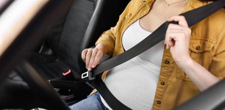 La banda inferior del cinturón nunca deba pasar por encima de la barriga&nbsp;