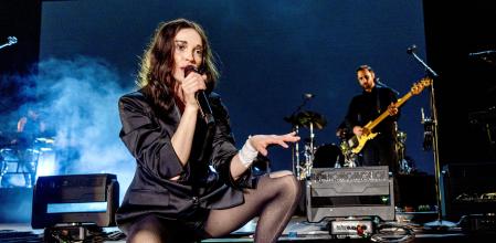 Annie Clark, St. Vincent, durante su concierto de anoche en el Cruïlla