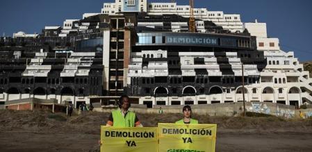 Miembros de Greenpeace piden el derribo del hotel de El Algarrobico, en la playa de Carboneras (Almería)