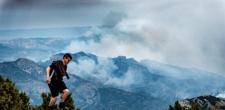 Paisaje humeante tras el incendio que ha afectado esta semana la comarca del Baix Ebre