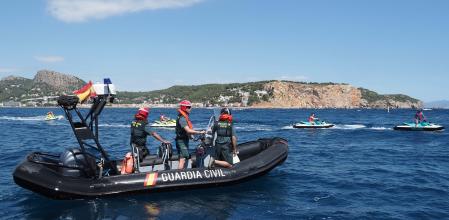 Efectivos del Servicio Maritimo y el Geas de la Guardia Civli realizando inspecciones en embarcaciones de submarinistas en las Illes Medes y en un parque acuatico flotante en la playa de l’Estartit. Mar Duran/Nord Media