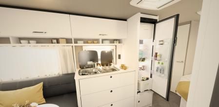 La Dethleffs c’go 495 FR equipa una cocina con nevera de gran tamaño