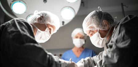 Doctors doing a surgery on operating room in hospital Doctores haciendo una cirugia en un hospital