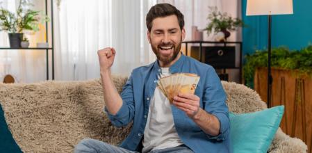 Un hombre celebra el dinero extra que le ha pagado su banco por domiciliar la nómina