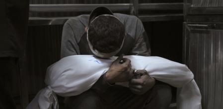 Un gazatí sostiene el cadáver de su hijo muerto por la ofensiva israelí sobre la Franja&nbsp;