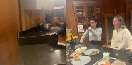 Mueven un mueble de la cocina del Airbnb en el que están de vacaciones y no saben reaccionar ante lo que encuentran detrás: “No nos dieron ningunas llaves”