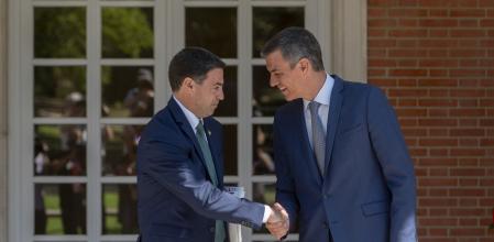 El lehendakari, Imanol Pradales (i), y el presidente del Gobierno, Pedro Sánchez (d), durante un encuentro en el Palacio de La Moncloa, a 15 de julio de 2025, en Madrid (España). Durante la reunión abordan las transferencias pendientes -entre ellas el primer bloque de la Seguridad Social-, en el marco de la Comisión Bilateral de Cooperación. El orden del día incluye otros asuntos como la gestión migratoria, la inversión en redes eléctricas o el reconocimiento del euskera en la UE.