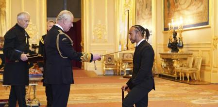El corredor de Fórmula 1 Lewis Hamilton recibió de Carlos III, a la sazón príncipe de Gales, el rango de caballero en una ceremonia en el castillo del Windsor en el 2021.&nbsp;