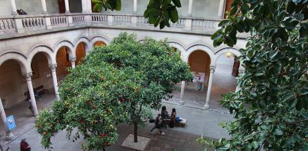 La UB ha retirado las funciones como emérito del catedrático acusado de coerción sexual