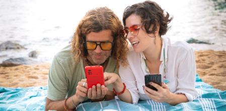 Una pareja echa un vistazo a las mejores ofertas del día en Amazon