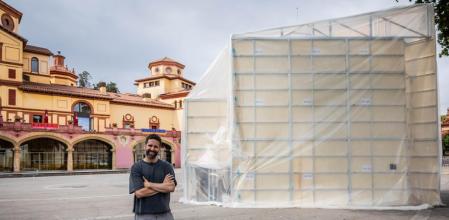 07 - 07 - 2025 / Barcelona / El escenógrafo Alejandro Andújar presenta una instalación en la plaza Margarita Xirgu dentro del festival Grec / Foto: Llibert Teixido
