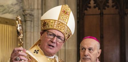 El cardenal&nbsp; Timothy Dolan y Gabriele Caccia (derecha) en una misa en la Catedral de San Patricio en Nueva York en abril del 2025&nbsp;