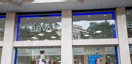 FOTO MARTI GELABERT 06/05/2024 EL BANCO BBVA HA HECHO UNA NUEVA OFERTA PARA FUSIONARSE CON EL BANCO SABADELL, DE MANERA QUE SERIA EL TERCER MAYOR BANCO DE LA EUROZONA. OFICINA DE UN BBVA EN GRAN VIA DE LES CORTS CATALENES DE BARCELONA