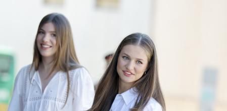 La princesa Leonor, junto a la infanta Sofía, en una foto captada durante su visita al taller de Jaume Plena, el 9 de julio de 2024