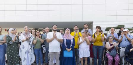 Los vecinos marroquíes de Torre Pacheco, Kenza Midoun y Osama Alalo, encargados de leer el manifiesto contra la ola de violencia ejercida por parte de grupos de ultraderecha.