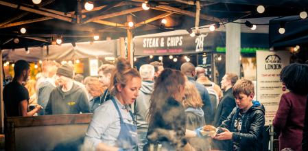 Personas comiendo en un food truck