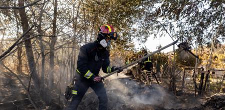 Un bombero de la Comunidad de Madrid trabaja en labores de extinción del incendio&nbsp;