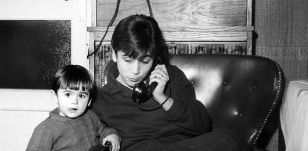 Martín Gaite recibió junto a su hija Marta, la noticia de que había ganado el premio Nadal 1957 por “Entre visillos”