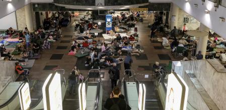 El metro de Kyiv, que ha dejado de funcionar por los problemas en el sistema energético, es usado como refugio por la población cuando hay bombardeos&nbsp;