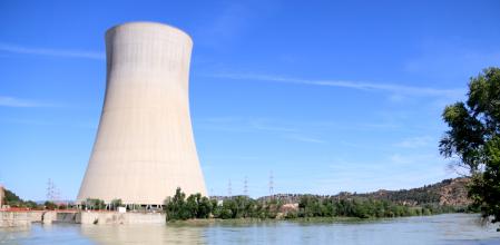 La torre de la central nuclear de Ascó