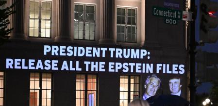 Esta proyección en una fachada frente a la Casa Blanca urge a Trump a que haga público el sumario del caso Epstein
