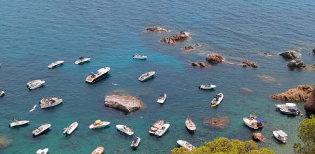 Embarcaciones fondeadas en el entorno de la roca del Vedell el pasado 12 de julio, cuando ya habían desaparecido las boyas