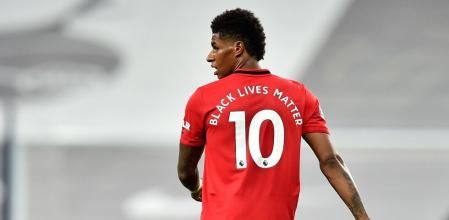 Rashford, durante un Tottenham-Manchester United en Londres, con un lema contra el racismo a la espalda en el 2020