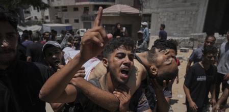 Una de les víctimes de la matança d’ahir en un punt delliuramentd’ajuda arribant a collibè a l’hospitalAl-Xifade la ciutat de Gaza