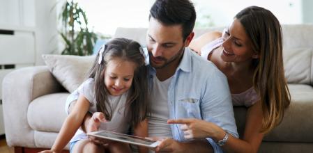 Una familia consulta las mejores ofertas del día en Amazon