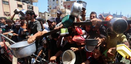 Palestinos se reúnen para recibir comida de una cocina benéfica