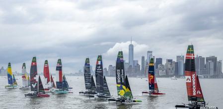 El equipo Spain SailGP, capitaneado por Diego Botín, lidera la flota de catamaranes F50 de SailGP sobre el horizonte de Nueva York y el One World Trade Center en la primera jornada del Mubadala New York Sail Grand Prix, en Nueva York, EE. UU., el sábado 7 de junio de 2025.