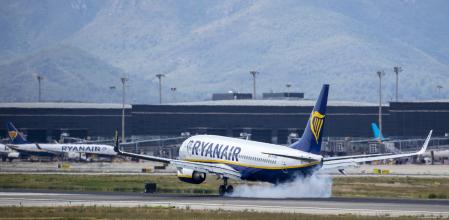 UN AVION DE RYANAIR ATERRIZANDO EN EL AEROPUERTO DEL PRAT JOSEP TARRADELLAS