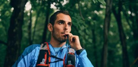 Un deportista bebe agua de su CamelBak antes de proseguir con la ruta
