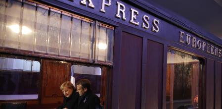 El presidente Emmanuel Macron y la canciller Angela Merkel en la réplica del vagón en el 2018, en el centenario del armisticio 