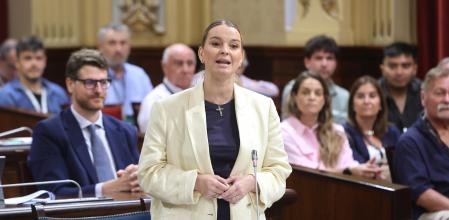 La presidenta balear, Marga Prohens, en un pleno en la Cámara autonómica.'.