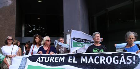 Protesta de la plataforma Pobles Vius en la puerta de la sede de Territori.