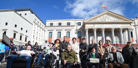 El exfutbolista y portavoz de ConELA, Juan Carlos Unzué (c), en una acto&nbsp; frente al Congreso de los Diputados&nbsp;