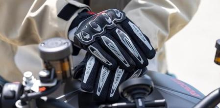 Equípate con guantes y chaquetas transpirables para conducir en moto sin asarte de calor este verano