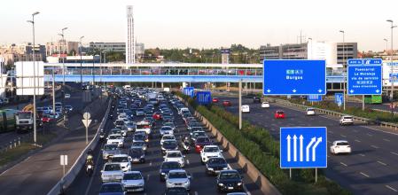 Por ahora las motos siguen teniendo vedado el acceso al arcén derecho en caso de atasco.