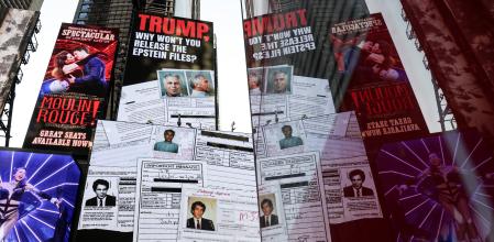 Campaña en grandes pantallas en Times Square, Nueva York, para que Trump haga pública la lista de Epstein