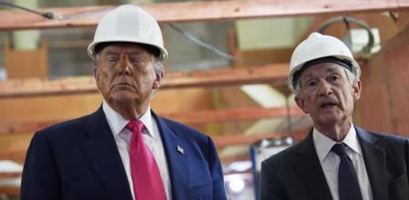 El presidente de EE.UU:, Donald Trump, junto al de la Reserva Federal, Jerome Powell, durante una visita de obras por la reforma de la sede de la Fed, el pasado julio&nbsp;