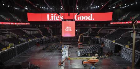 Aspecto del interior del Roig Arena, con las nuevas soluciones tecnológicas que se han instalado en el recinto, con 1.700 metros cuadrados de pantallas LED.&nbsp;