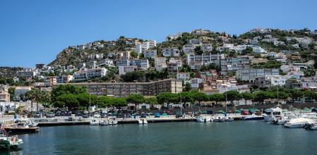 Vista del puerto de Roses.
