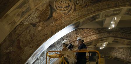 Dos técnicos analizan las pinturas del monasterio de Sijena en el Museo Nacional de Arte de Cataluña (MNAC) el pasado día 2&nbsp;