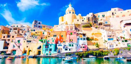 Vistas desde el mar de la costa Almafitana