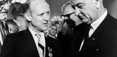 William H. Pickering (izqda.), director del Jet Propulsion Laboratory, presenta fotos de Marte de la Mariner 4 al presidente Lyndon B. Johnson, 29 de julio de 1965