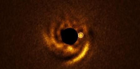 La estrella HD 135344B y su planeta